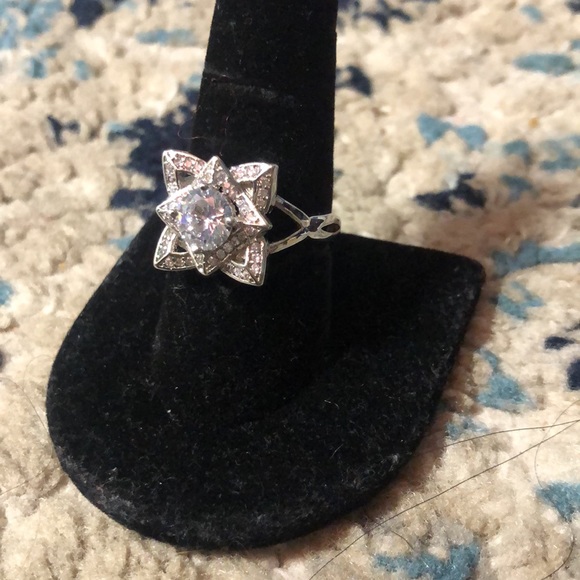 Beautiful 🌺 Flower Ring NWOT - Picture 2 of 5